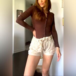 Light beige shorts with belt